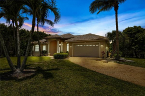 Gulf-access electric-heated pool home with boat lift - Villa Sienna